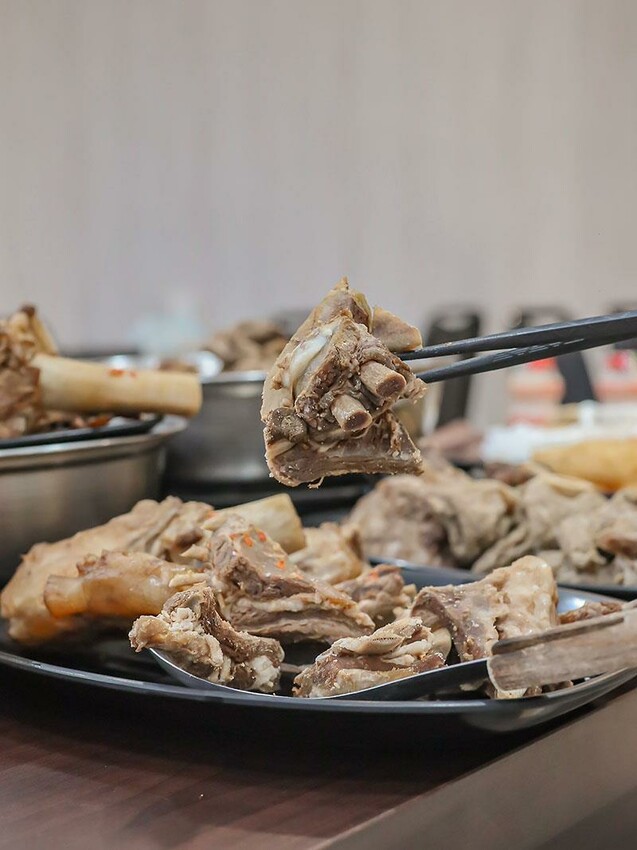 新竹羊肉爐吃到飽推薦！羊霸天下只要$538，羊大骨羊腳筋無限供應。