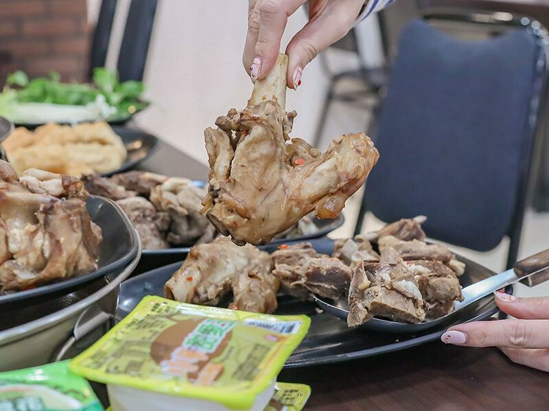 新竹羊肉爐吃到飽推薦！羊霸天下只要$538，羊大骨羊腳筋無限供應。