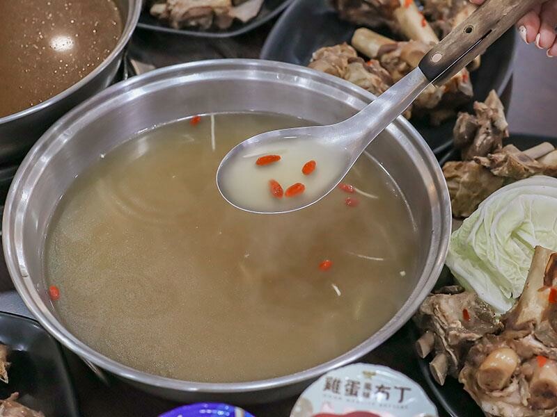 新竹羊肉爐吃到飽推薦！羊霸天下只要$538，羊大骨羊腳筋無限供應。