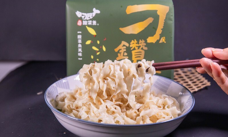 刁鑽麵開箱！酸菜魚風味乾拌麵超涮嘴，刁民酸菜魚聯名。
