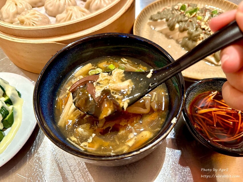 台中忠孝夜市旁！落花小籠湯包文青風小籠湯包，隱藏版美食清單跟上。