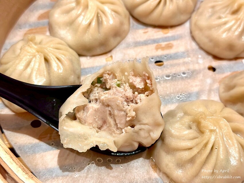 台中忠孝夜市旁！落花小籠湯包文青風小籠湯包，隱藏版美食清單跟上。