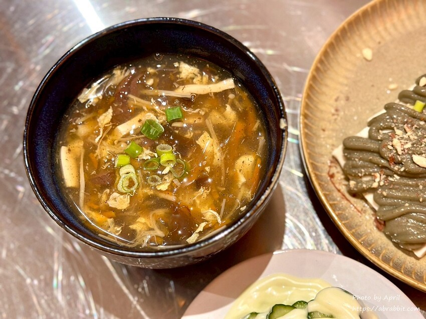 台中忠孝夜市旁！落花小籠湯包文青風小籠湯包，隱藏版美食清單跟上。