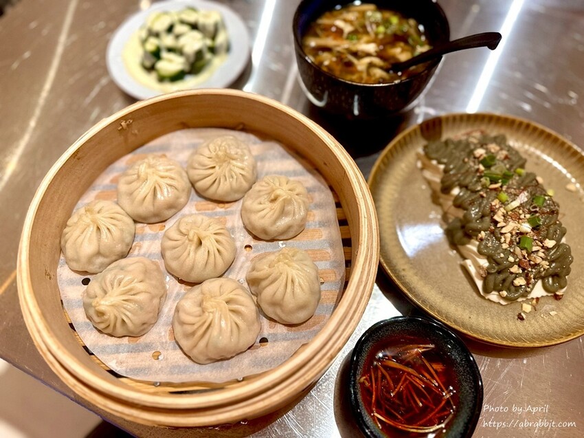 台中忠孝夜市旁！落花小籠湯包文青風小籠湯包，隱藏版美食清單跟上。