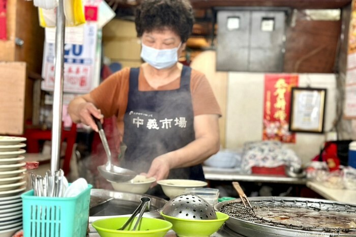 台中忠孝夜市旁！落花小籠湯包文青風小籠湯包，隱藏版美食清單跟上。