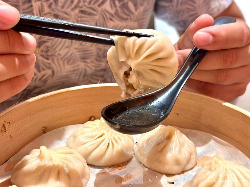 台中忠孝夜市旁！落花小籠湯包文青風小籠湯包，隱藏版美食清單跟上。