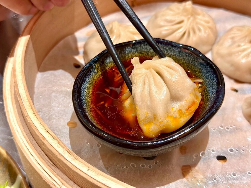 台中忠孝夜市旁！落花小籠湯包文青風小籠湯包，隱藏版美食清單跟上。