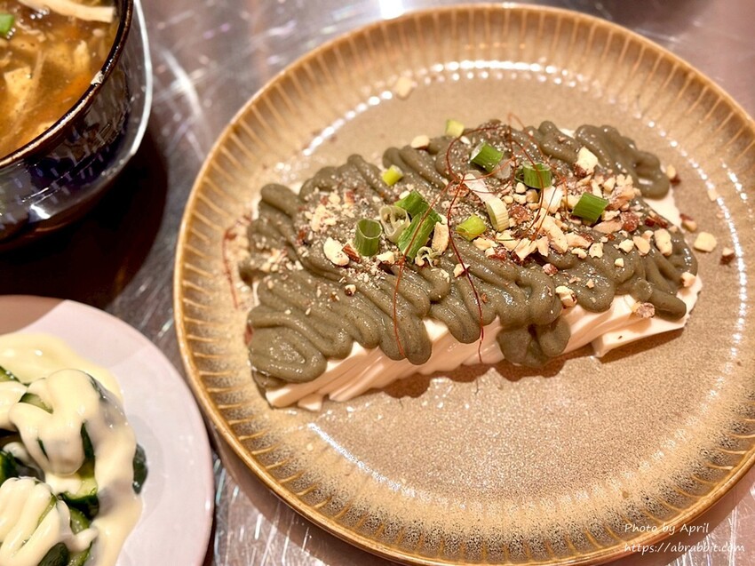 台中忠孝夜市旁！落花小籠湯包文青風小籠湯包，隱藏版美食清單跟上。