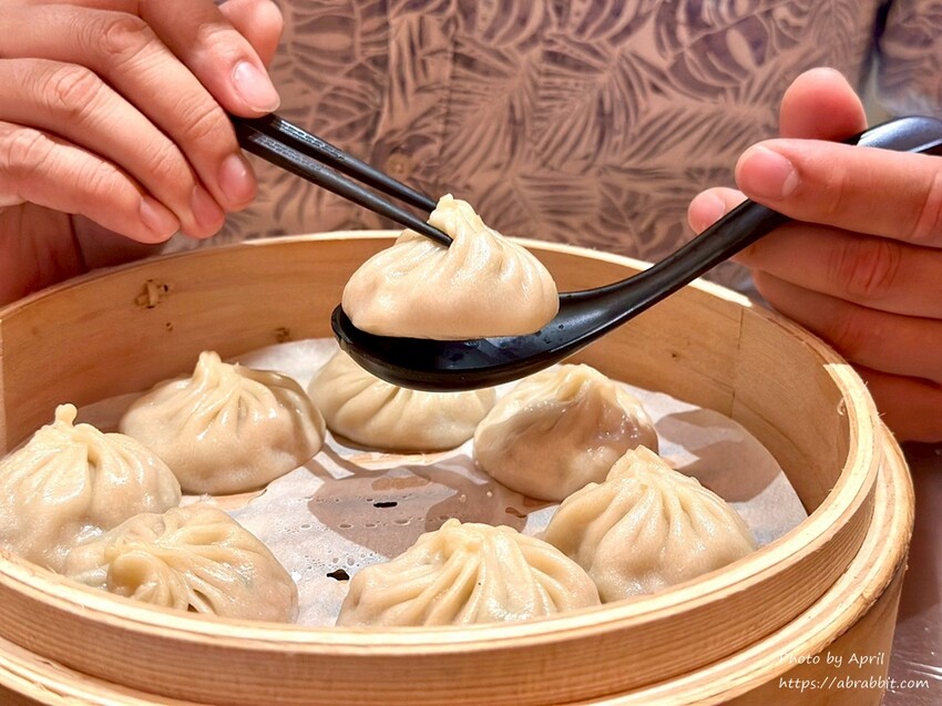 台中忠孝夜市旁！落花小籠湯包文青風小籠湯包，隱藏版美食清單跟上。