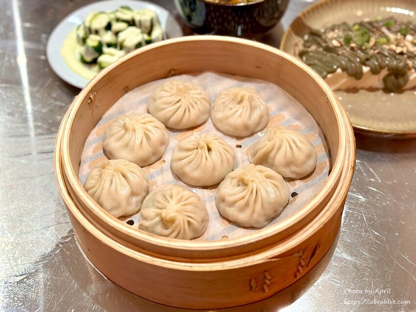 台中忠孝夜市旁！落花小籠湯包文青風小籠湯包，隱藏版美食清單跟上。