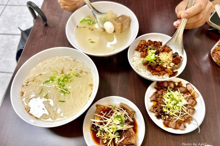 台中忠孝夜市旁！落花小籠湯包文青風小籠湯包，隱藏版美食清單跟上。