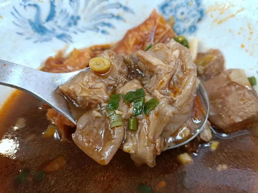 洪記原汁牛肉麵，樹林在地人最愛麻辣味，新北樹林美食。