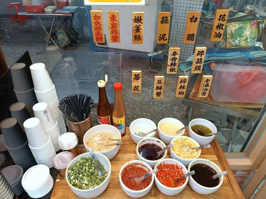 洪記原汁牛肉麵，樹林在地人最愛麻辣味，新北樹林美食。