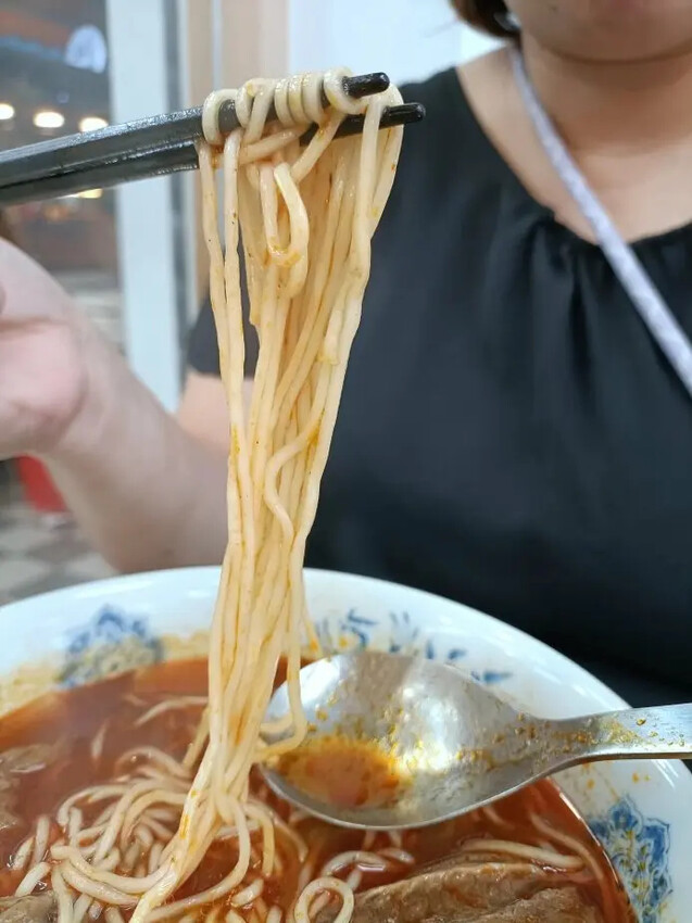 洪記原汁牛肉麵，樹林在地人最愛麻辣味，新北樹林美食。
