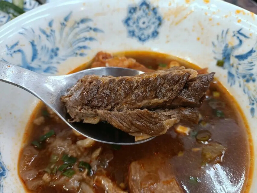 洪記原汁牛肉麵，樹林在地人最愛麻辣味，新北樹林美食。