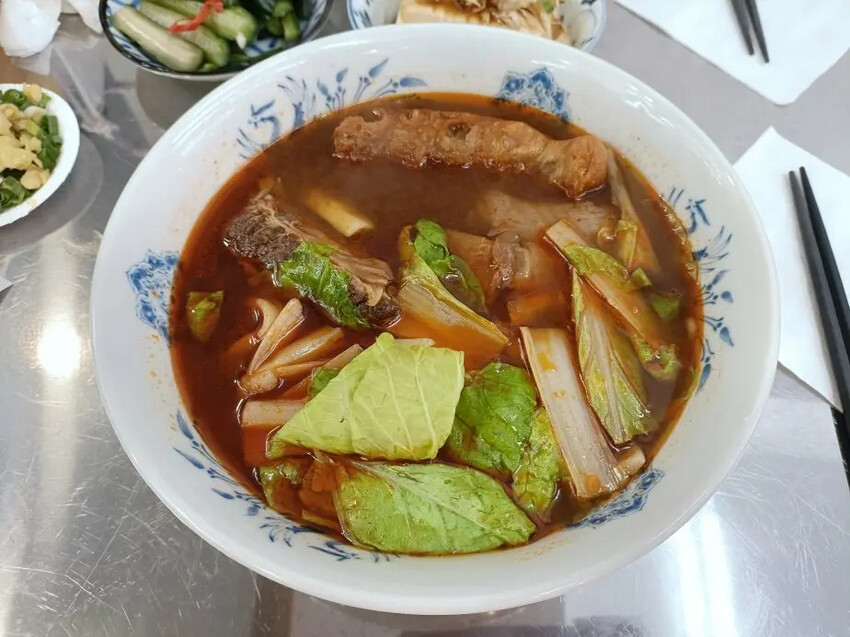 洪記原汁牛肉麵，樹林在地人最愛麻辣味，新北樹林美食。