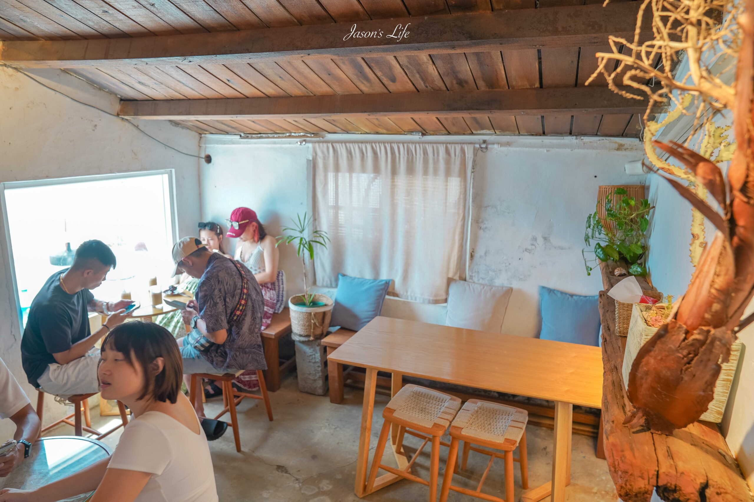 墾丁必訪海景咖啡館！萬里桐Oct.Sun Coffee無敵海景第一排，藍白異國風必拍。