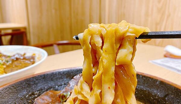 桃園牛肉麵推薦│集英會牛肉麵-武陵店，推宮廷麻辣牛肉麵，涼拌魚皮│桃園美食推薦-26.jpg