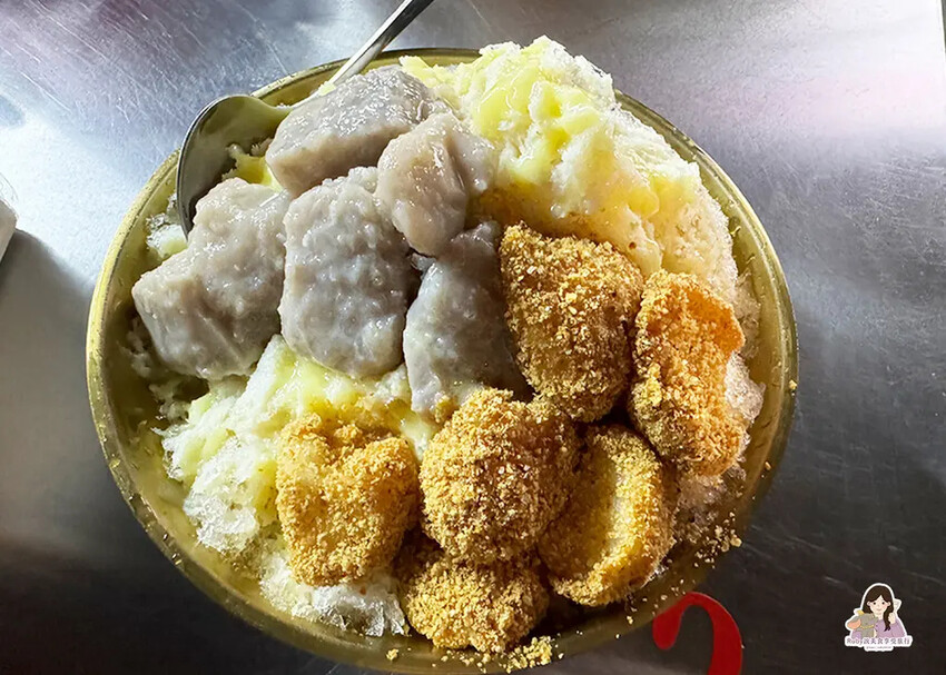 板橋湳雅夜市美食,圓滾滾麻糬冰必吃推薦,花生粉口感超讚。