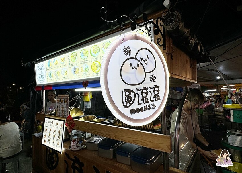 板橋湳雅夜市美食,圓滾滾麻糬冰必吃推薦,花生粉口感超讚。