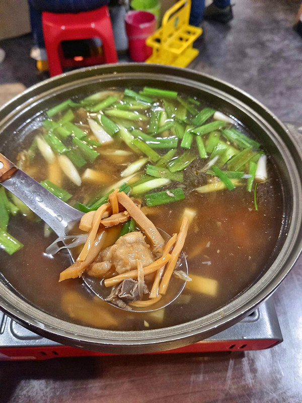 信義區熱炒首選！Google 4.9星「俗又大碗」熱炒嗨起來。