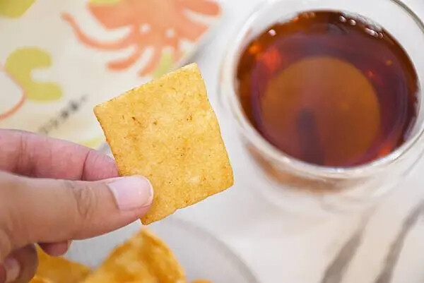 大三鮮脆餅開箱，彰化海鮮團購零食首選，海鮮脆餅超涮嘴。