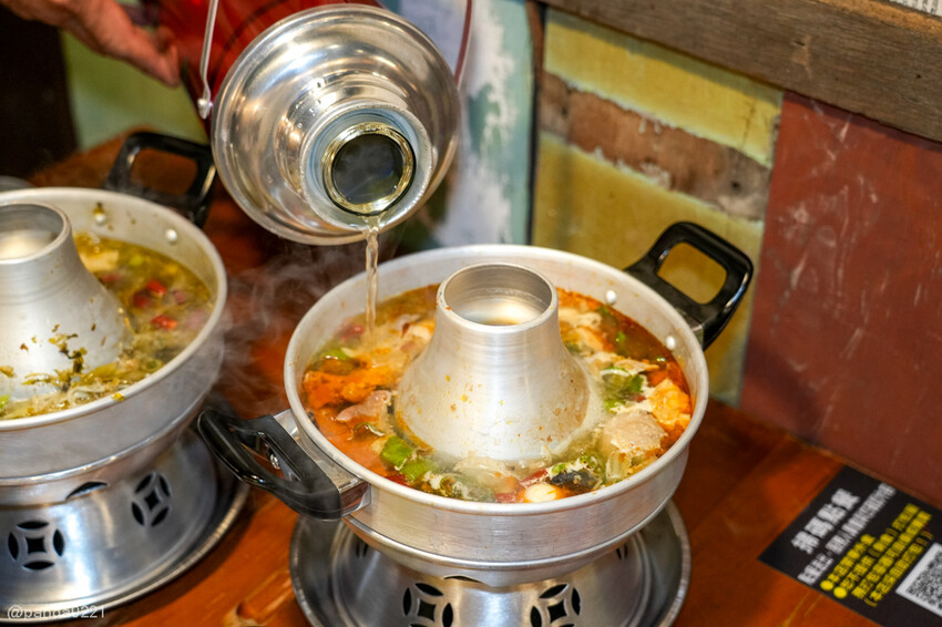 桃園楊梅｜薑太宮市井小火鍋(楊梅店)．288元起爽吃臉盆煙囪鍋，全台獨家火鍋雞也太狂！