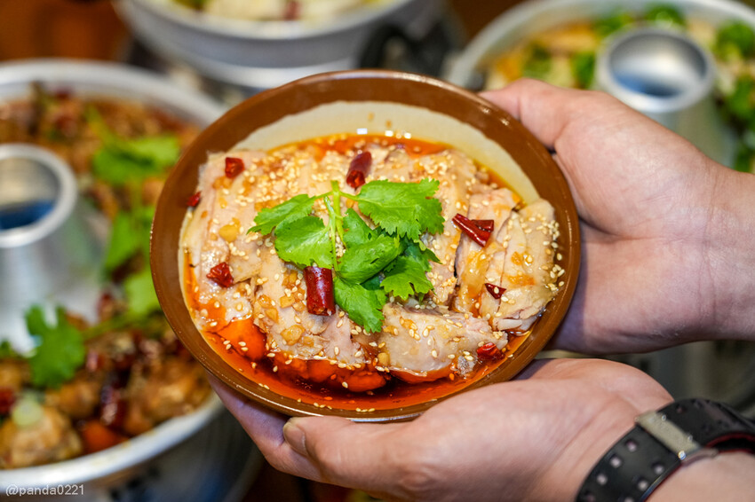 桃園楊梅｜薑太宮市井小火鍋(楊梅店)．288元起爽吃臉盆煙囪鍋，全台獨家火鍋雞也太狂！
