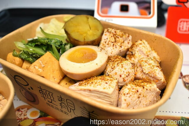 台北市信義區台北健康餐盒推薦 | 輕靚美信義世貿店 每日限量NT99雙拼餐盒，三款不同菜色每週輪替