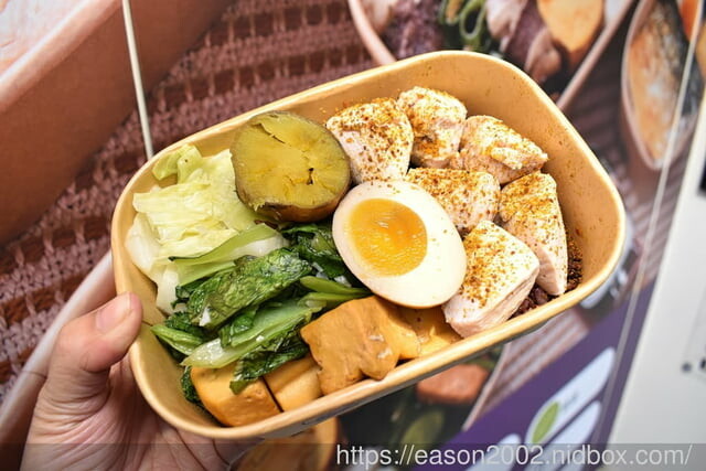 台北市信義區台北健康餐盒推薦 | 輕靚美信義世貿店 每日限量NT99雙拼餐盒，三款不同菜色每週輪替