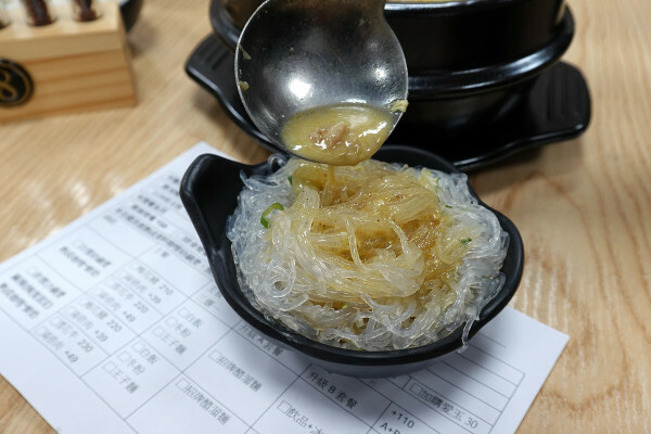 新北市板橋區這家不用沾醬的熟成咖哩火鍋一吃就愛上-94咖哩孃，新北市政府、板橋大遠百附近有咖哩火鍋及簡餐的平價餐廳