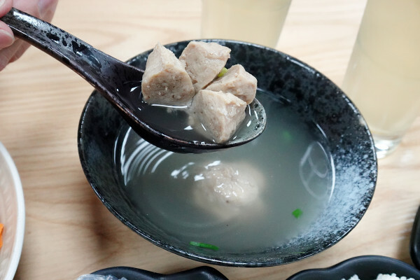 新北市板橋區這家不用沾醬的熟成咖哩火鍋一吃就愛上-94咖哩孃，新北市政府、板橋大遠百附近有咖哩火鍋及簡餐的平價餐廳