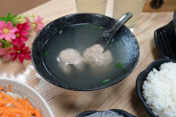 新北市板橋區這家不用沾醬的熟成咖哩火鍋一吃就愛上-94咖哩孃，新北市政府、板橋大遠百附近有咖哩火鍋及簡餐的平價餐廳