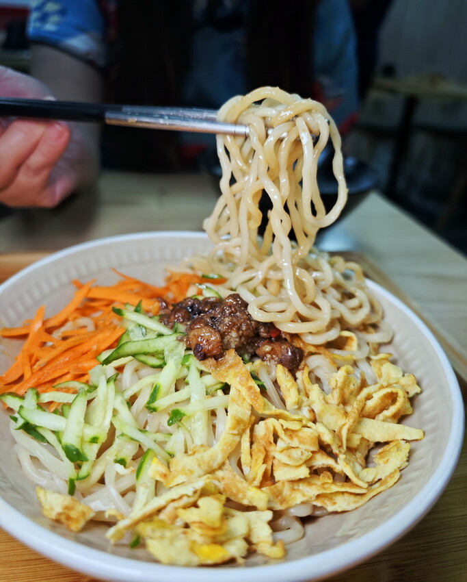 板橋新開咖哩專門店【94咖哩孃】一人小火鍋暖心上桌：香濃不膩熟成咖哩鍋＋必吃開胃醋溜麵，平價人氣店. - 老爺爺與小老婆