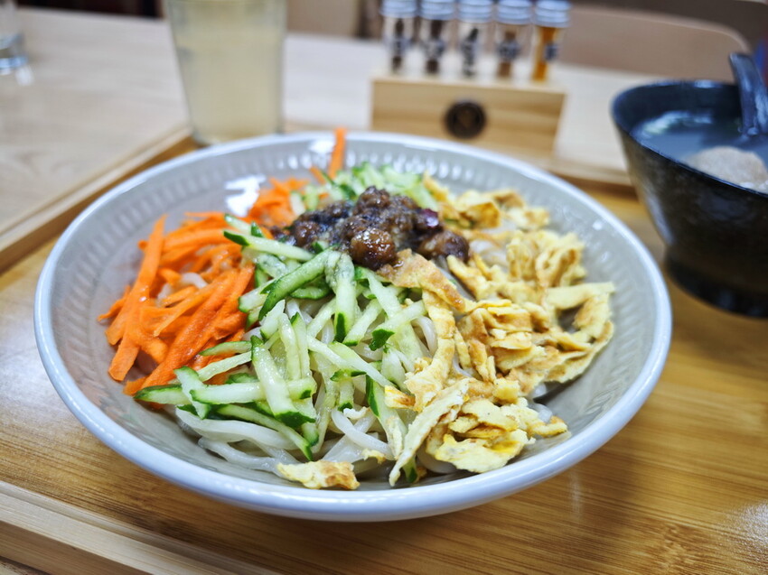 板橋新開咖哩專門店【94咖哩孃】一人小火鍋暖心上桌：香濃不膩熟成咖哩鍋＋必吃開胃醋溜麵，平價人氣店. - 老爺爺與小老婆