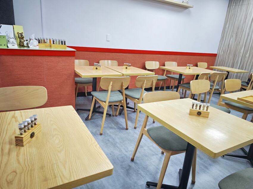 板橋新開咖哩專門店【94咖哩孃】一人小火鍋暖心上桌：香濃不膩熟成咖哩鍋＋必吃開胃醋溜麵，平價人氣店. - 老爺爺與小老婆