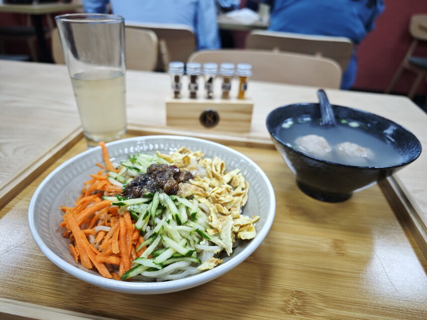 板橋新開咖哩專門店【94咖哩孃】一人小火鍋暖心上桌：香濃不膩熟成咖哩鍋＋必吃開胃醋溜麵，平價人氣店. - 老爺爺與小老婆