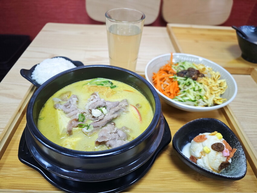 板橋新開咖哩專門店【94咖哩孃】一人小火鍋暖心上桌：香濃不膩熟成咖哩鍋＋必吃開胃醋溜麵，平價人氣店. - 老爺爺與小老婆