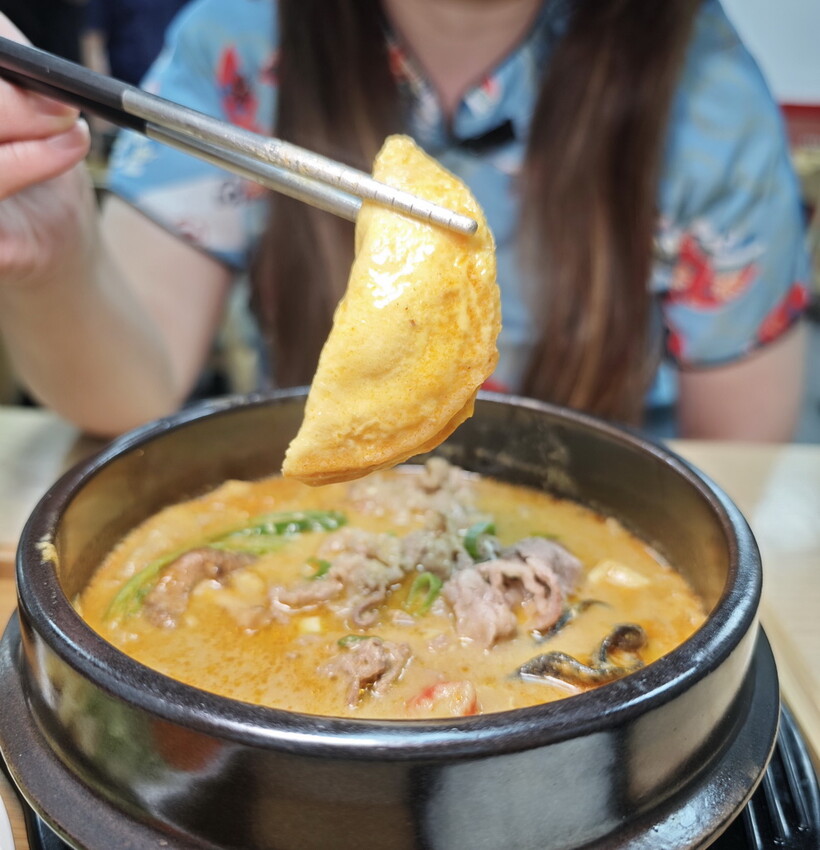 板橋新開咖哩專門店【94咖哩孃】一人小火鍋暖心上桌：香濃不膩熟成咖哩鍋＋必吃開胃醋溜麵，平價人氣店. - 老爺爺與小老婆