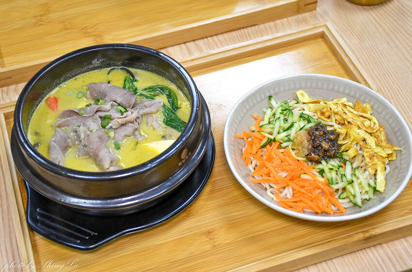 獨家熟成咖喱，選用13種香料獨家配方，跟外面吃到的不一樣，辛香味十足會回甘，而且不會辣