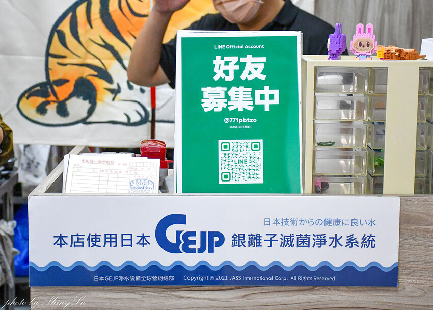 獨家熟成咖喱，選用13種香料獨家配方，跟外面吃到的不一樣，辛香味十足會回甘，而且不會辣