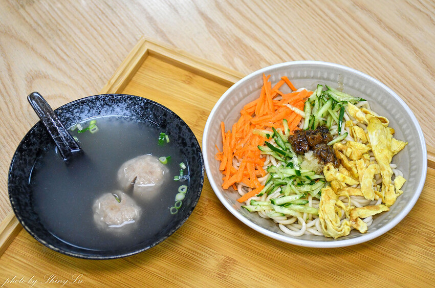 獨家熟成咖喱，選用13種香料獨家配方，跟外面吃到的不一樣，辛香味十足會回甘，而且不會辣