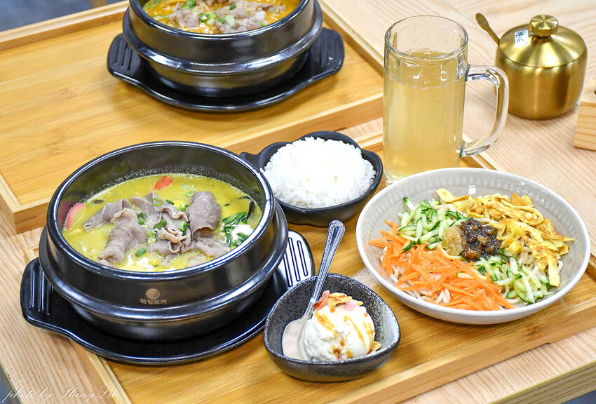 獨家熟成咖喱，選用13種香料獨家配方，跟外面吃到的不一樣，辛香味十足會回甘，而且不會辣