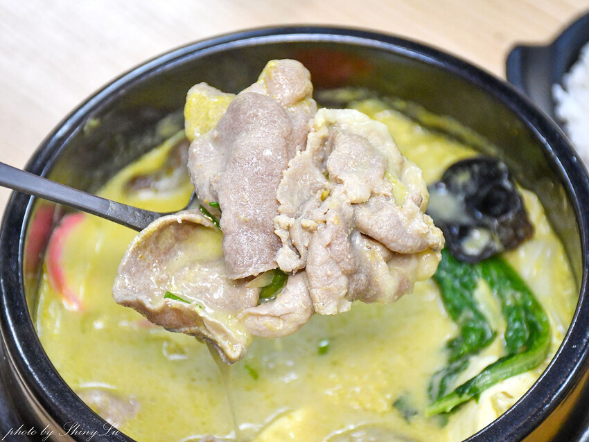 獨家熟成咖喱，選用13種香料獨家配方，跟外面吃到的不一樣，辛香味十足會回甘，而且不會辣