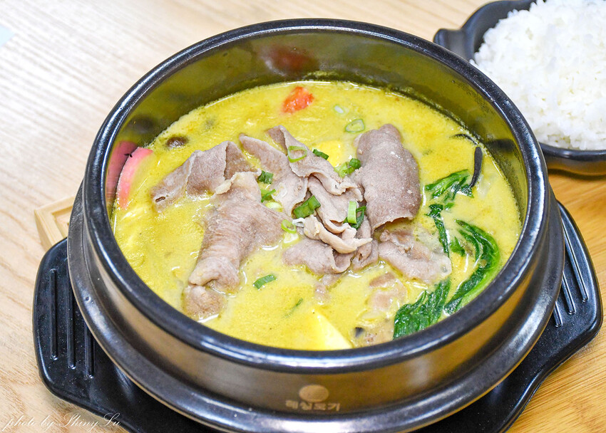 獨家熟成咖喱，選用13種香料獨家配方，跟外面吃到的不一樣，辛香味十足會回甘，而且不會辣