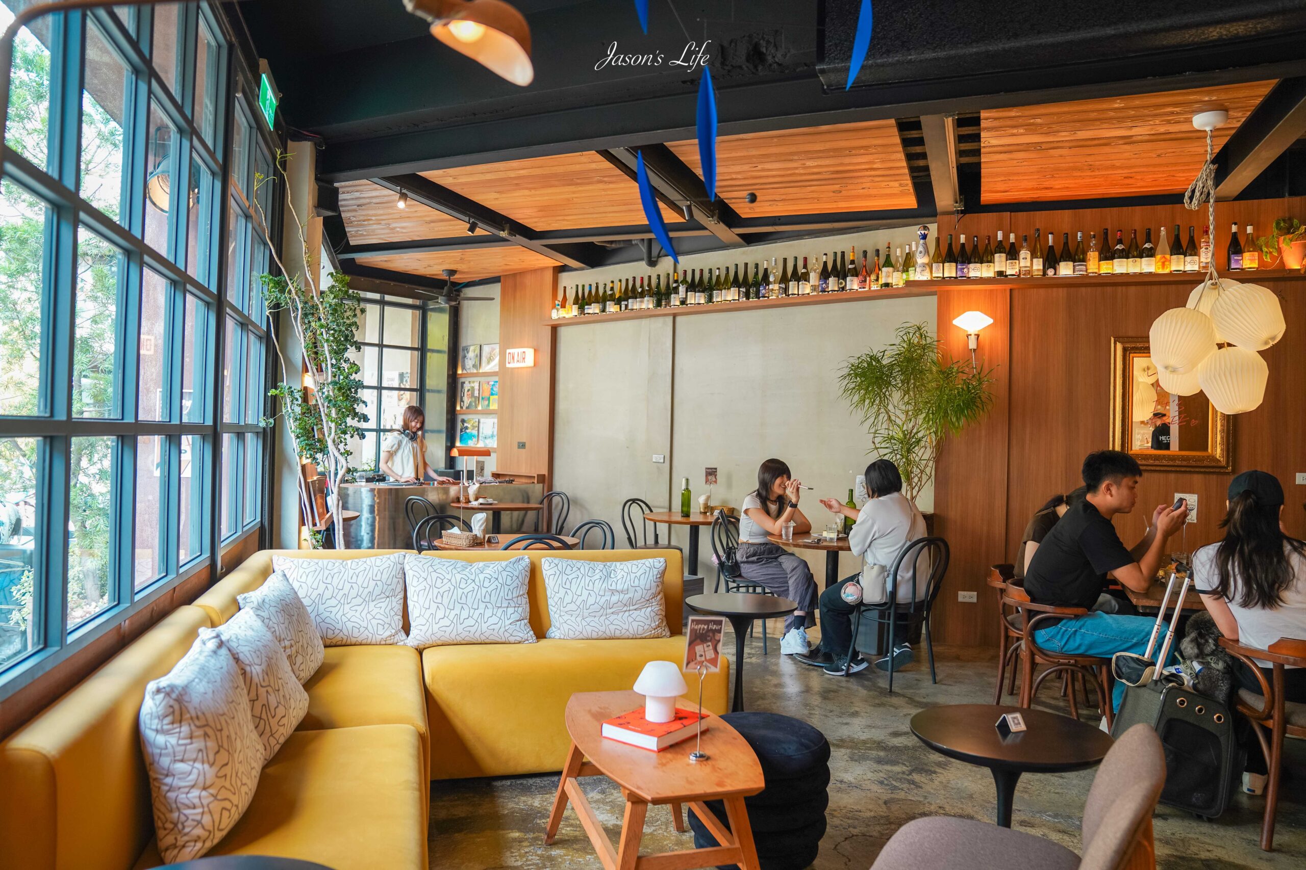 台中勤美美食推薦！做咖啡hecho老牌咖啡廳變身餐酒館，台中最潮聚餐選擇。