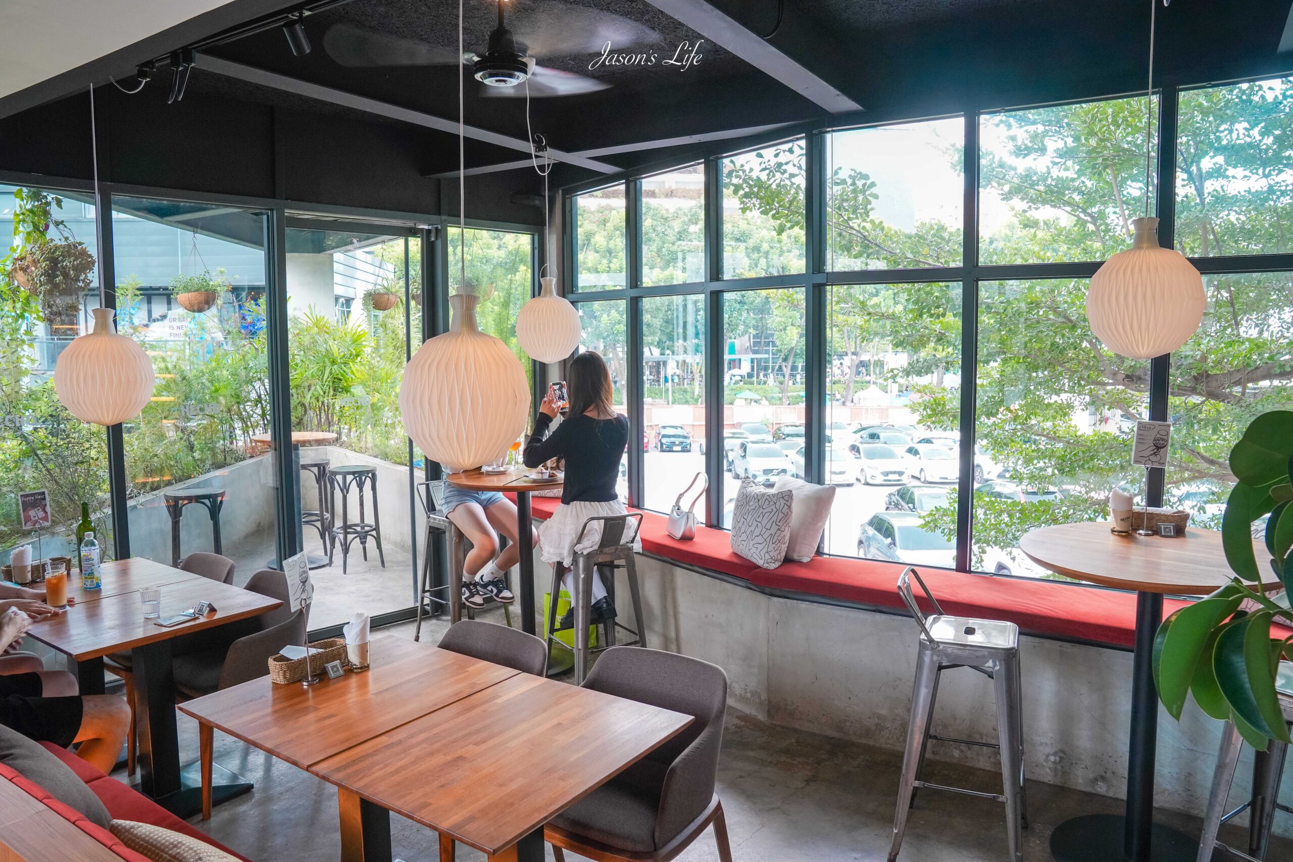 台中勤美美食推薦！做咖啡hecho老牌咖啡廳變身餐酒館，台中最潮聚餐選擇。