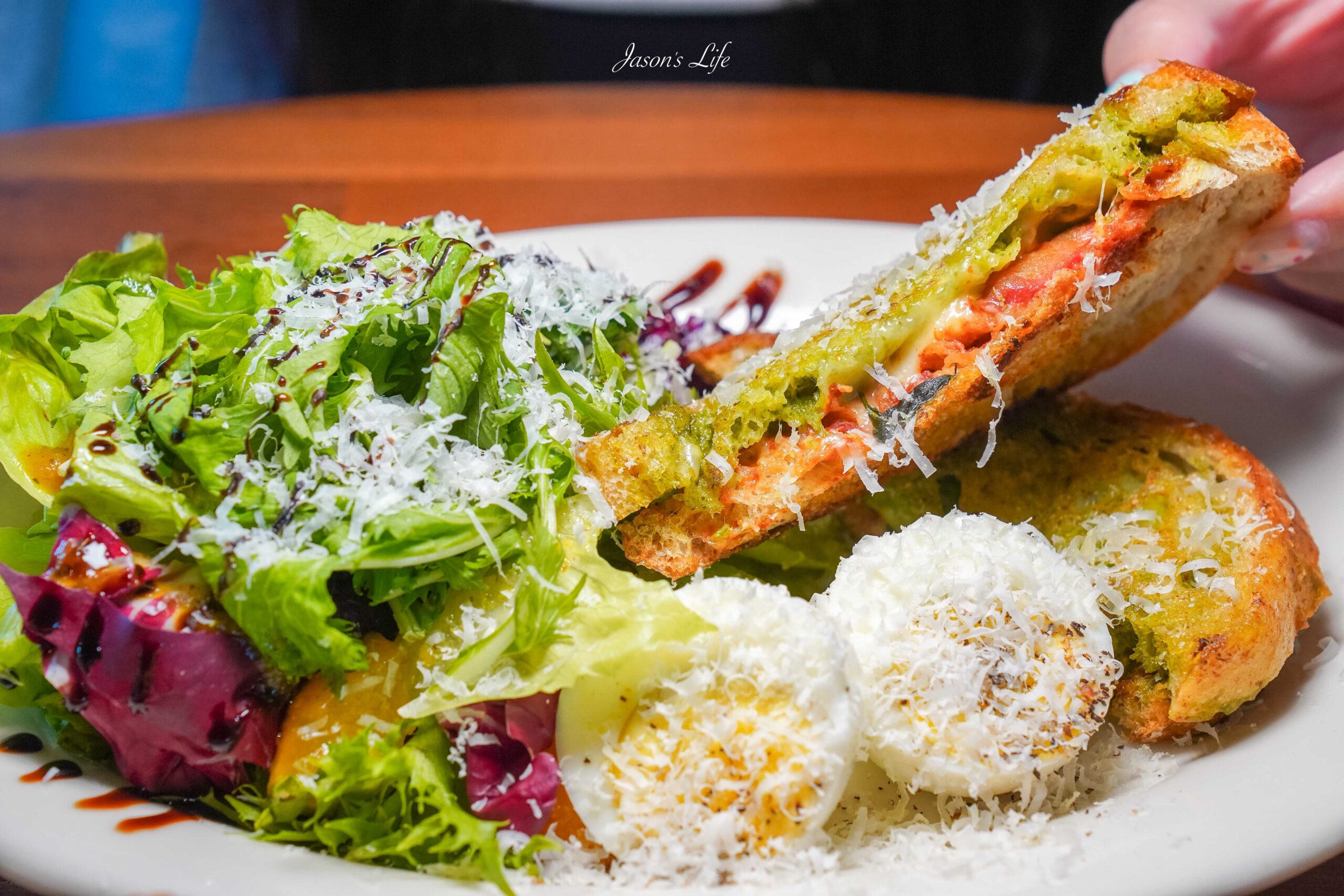 台中勤美美食推薦！做咖啡hecho老牌咖啡廳變身餐酒館，台中最潮聚餐選擇。