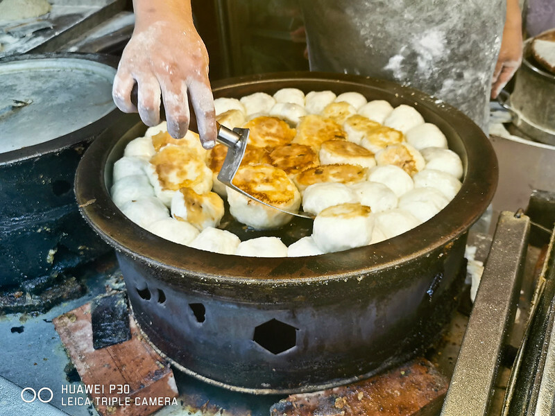 捷運忠孝新生站美食！濟南路水煎包大安隱藏版銅板美食，手工現煎爆汁。
