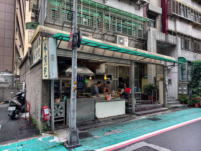 捷運忠孝新生站美食！濟南路水煎包大安隱藏版銅板美食，手工現煎爆汁。